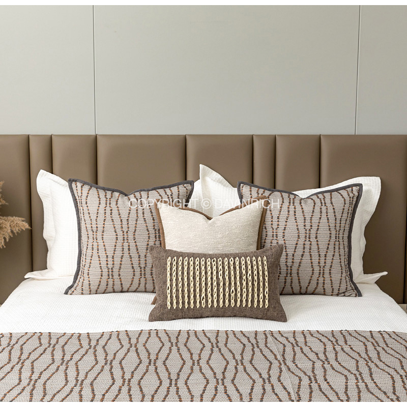 DAVINRICH sarung bantal Lumbar - Luxury Lifestyle Hotel ulasan dan harga