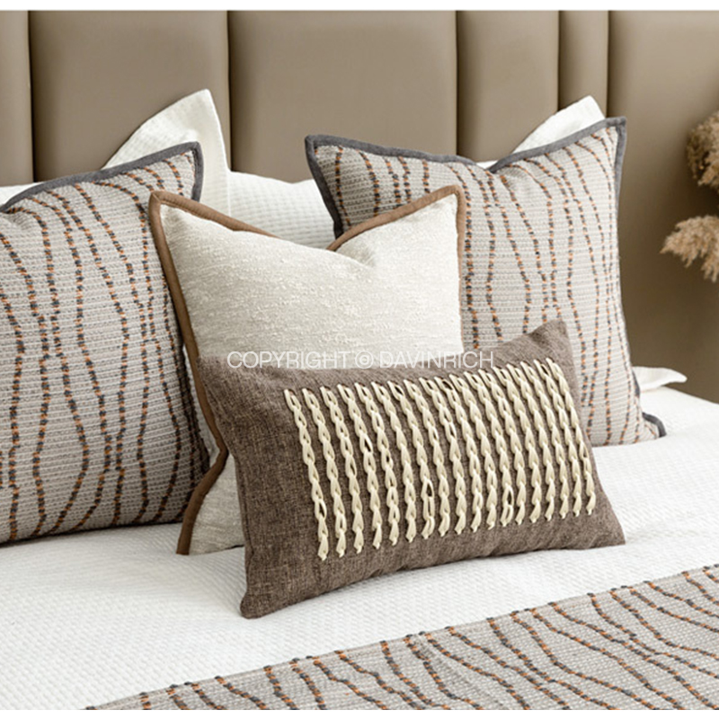 DAVINRICH sarung bantal Lumbar - Luxury Lifestyle Hotel ulasan dan harga
